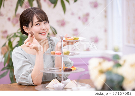 女性　アフタヌーンティー　スイーツ　焼き菓子 57157002