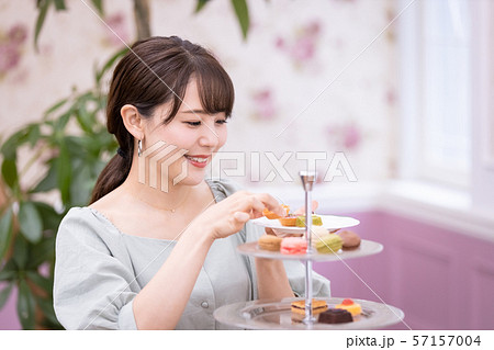 女性　アフタヌーンティー　スイーツ　焼き菓子 57157004