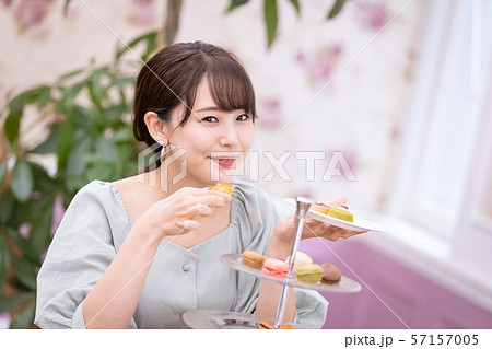 女性　アフタヌーンティー　スイーツ　焼き菓子 57157005