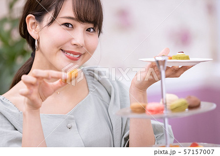 女性 アフタヌーンティー スイーツ 焼き菓子 女性 アフタヌーンティー スイーツ 焼き菓子 57157007