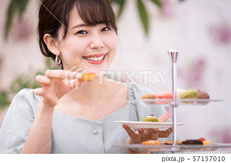 女性 アフタヌーンティー スイーツ 焼き菓子 女性 アフタヌーンティー スイーツ 焼き菓子 57157010