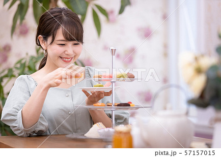 女性　アフタヌーンティー　スイーツ　焼き菓子 57157015