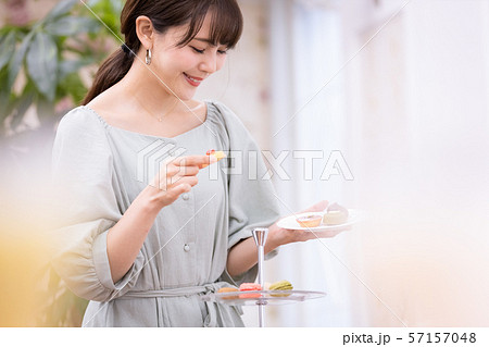 女性　アフタヌーンティー　スイーツ　焼き菓子 57157048