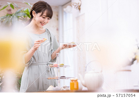 女性　アフタヌーンティー　スイーツ　焼き菓子 57157054