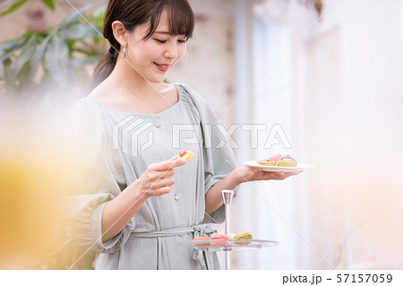 女性 アフタヌーンティー スイーツ 焼き菓子 女性 アフタヌーンティー スイーツ 焼き菓子 57157059