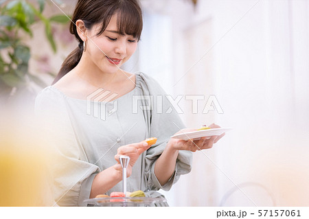 女性　アフタヌーンティー　スイーツ　焼き菓子 57157061
