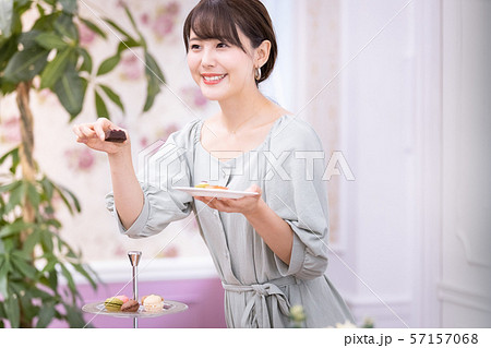 女性　アフタヌーンティー　スイーツ　焼き菓子 57157068
