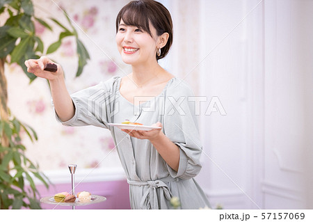 女性　アフタヌーンティー　スイーツ　焼き菓子 57157069