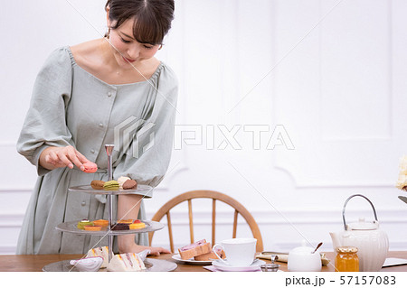 女性　アフタヌーンティー　スイーツ　焼き菓子 57157083