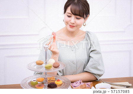 女性 アフタヌーンティー スイーツ 焼き菓子 女性 アフタヌーンティー スイーツ 焼き菓子 57157085