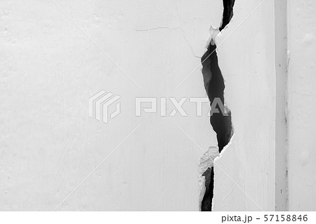 Home problem, building problem wall cracked. 57158846