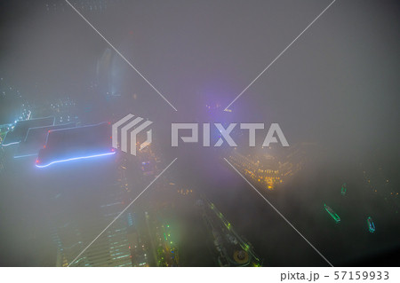 日本の横浜都市景観 横浜幻想。MM21に広がる雨雲(大気の状態が不安定になり局地的な激しい雨や雷雨) 日本の横浜都市景観 横浜幻想。MM21に広がる雨雲(大気の状態が不安定になり局地的な激しい雨や雷雨) 57159933