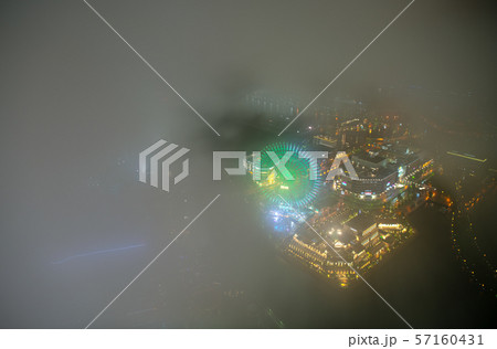 日本の横浜都市景観 横浜幻想。MM21に広がる雨雲(大気の状態が不安定になり局地的な激しい雨や雷雨) 日本の横浜都市景観 横浜幻想。MM21に広がる雨雲(大気の状態が不安定になり局地的な激しい雨や雷雨) 57160431