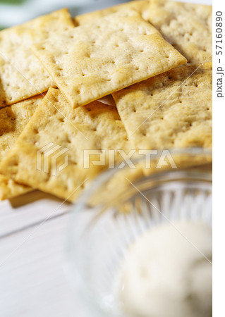 クラッカーとチーズ 57160890