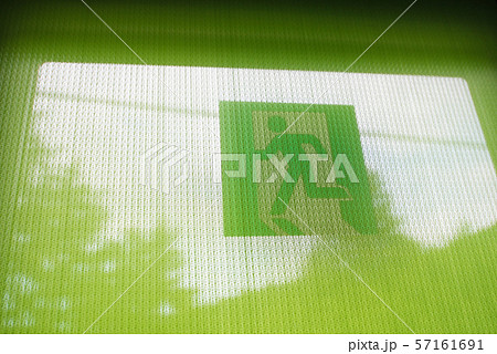 バスの車内の非常口マークの写真素材