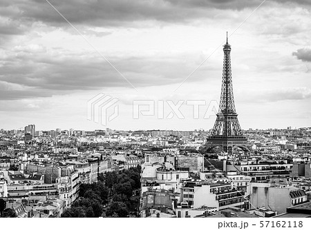 パリ 凱旋門から眺めるエッフェル塔 モノクロの写真素材 [57162118