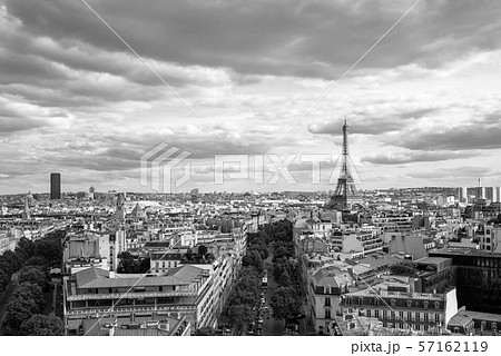 パリ　凱旋門から眺めるエッフェル塔　モノクロ 57162119