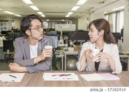 オフィスでお茶をしながら休憩する男女 57162414