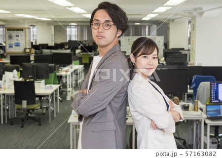 オフィスで腕組みポーズをする男女 57163082