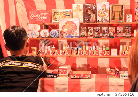 夏祭りの夜店・射的 57165316