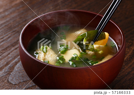 噌汁のアップ 57166333