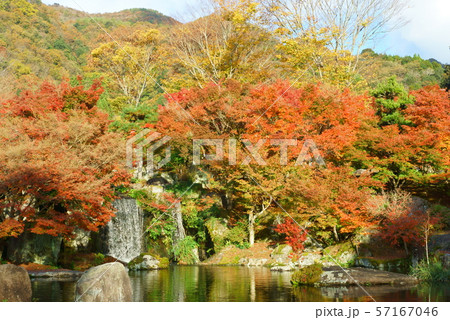 紅葉に包まれた滝 57167046