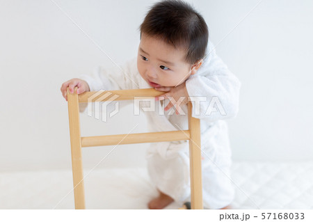 バスローブ姿の生後6ヵ月の赤ちゃん バスローブ姿の生後6ヵ月の赤ちゃん 57168033