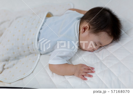 うつ伏せ　赤ちゃんの寝顔 57168070
