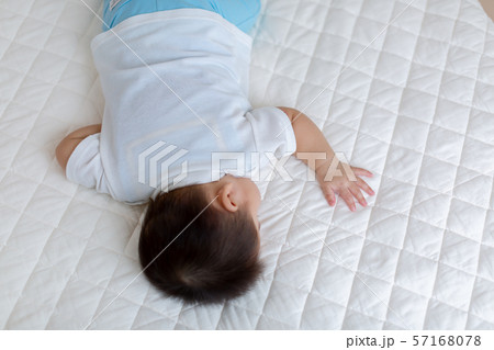 うつ伏せ　赤ちゃんの寝顔 57168078