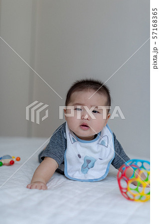 うつ伏せの赤ちゃん 57168365