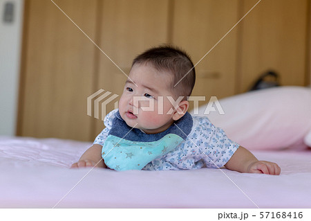 うつ伏せの赤ちゃん うつ伏せの赤ちゃん 57168416