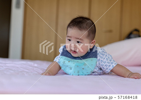 うつ伏せの赤ちゃん うつ伏せの赤ちゃん 57168418