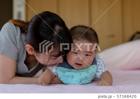 うつ伏せの赤ちゃんとお母さん 57168420
