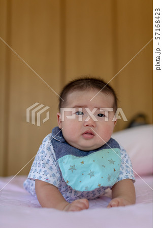 うつ伏せの赤ちゃん うつ伏せの赤ちゃん 57168423