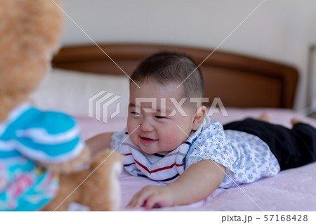 うつ伏せの赤ちゃん 57168428