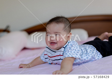 うつ伏せの赤ちゃん 57168429