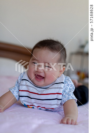 うつ伏せの赤ちゃん 57168628
