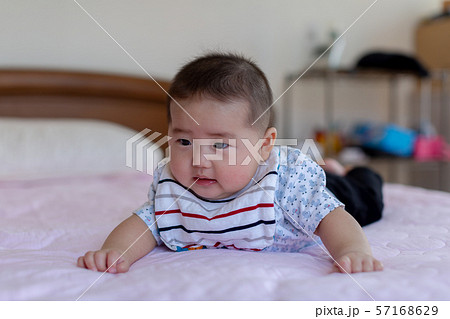 うつ伏せの赤ちゃん 57168629