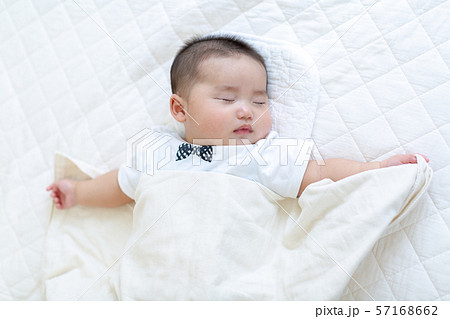赤ちゃんの寝顔 赤ちゃんの寝顔 57168662