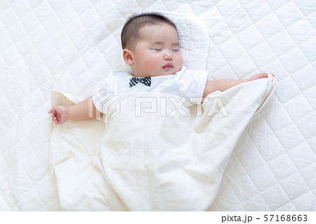 赤ちゃんの寝顔 57168663