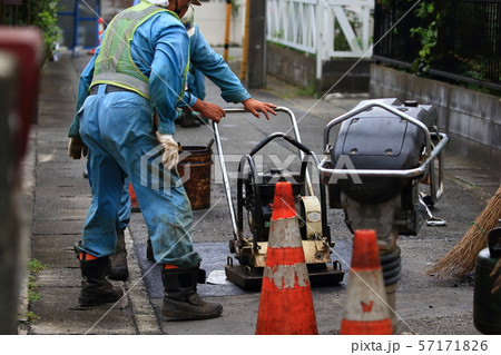 舗装　アスファルト　舗装工事　道路工事　水道工事　ガス工事　予算　9月　期末　復旧　公共事業　道路 57171826