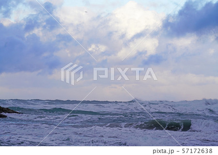 荒れる冬の日本海 荒れる冬の日本海 57172638