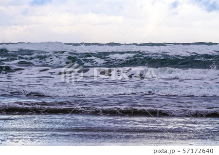 荒れる冬の日本海 荒れる冬の日本海 57172640