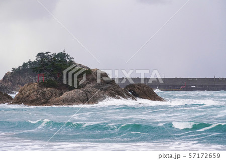 荒れる冬の日本海 57172659