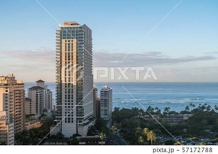 朝日を浴びるトランプ インターナショナル ホテル ワイキキ 57172788