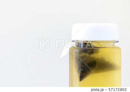ティーバッグで水出ししているお茶 ティーバッグで水出ししているお茶 57172802