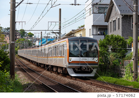 東京メトロ10000系　東急東横線　東白楽駅 57174062