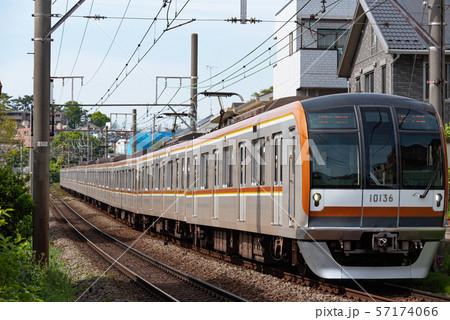 東京メトロ10000系 東急東横線 東白楽駅 東京メトロ10000系 東急東横線 東白楽駅 57174066