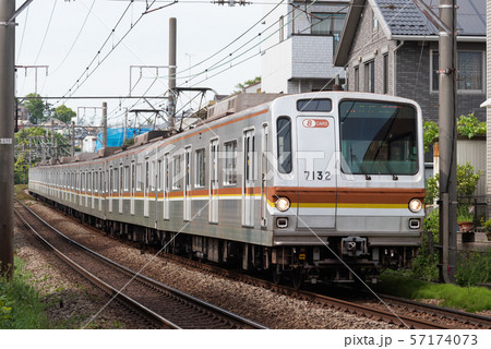 東京メトロ7000系　東急東横線　東白楽駅 57174073