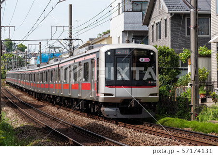 東急東横線5000系　東白楽駅 57174131